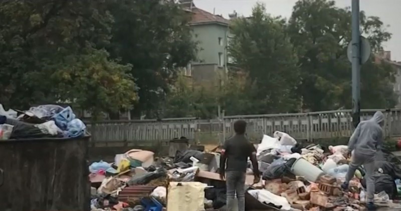 Огромно сметище зарина полицейски участък в Пловдив