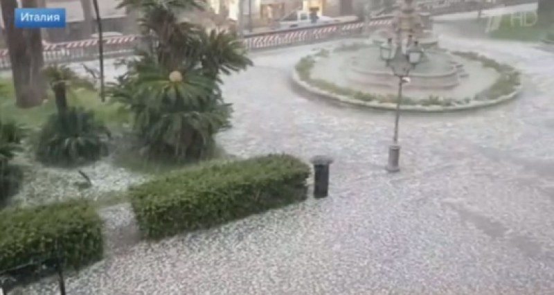 Сняг натрупа в Италия! Бурята предизвика задръствания ВИДЕО