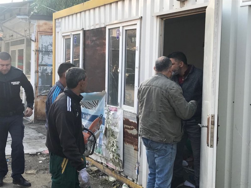 Жители на Столипиново сами започнаха да бутат незаконни магазини СНИМКИ