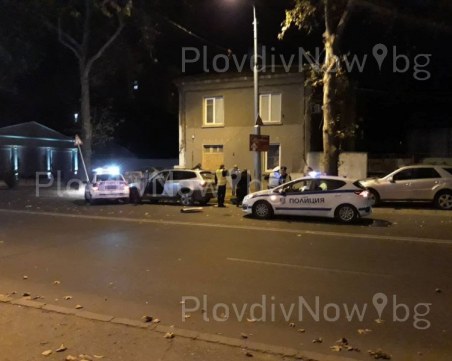 БМВ връхлетя патрулка в центъра на Пловдив, шофьорът е с белезници СНИМКИ
