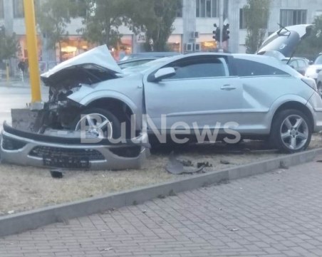 Кола се вряза в стълб на натоварено кръстовище в столицата СНИМКИ