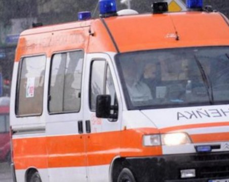 Мъж почина преди да дочака лекарски екип, афектиран близък изпочупи линейката