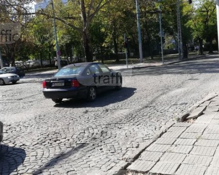 Павета хвърчат по пловдивско кръстовище, изнервят шофьори повече от десет дни СНИМКИ