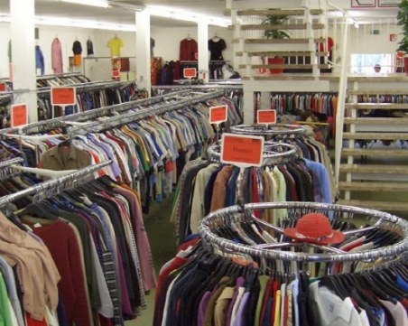 Пазаруването онлайн на дрехи втора ръка може да излезе двойно по-скъпо