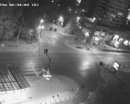 Появи се ВИДЕО от жестоката катастрофа, при която кола се вряза в стълб