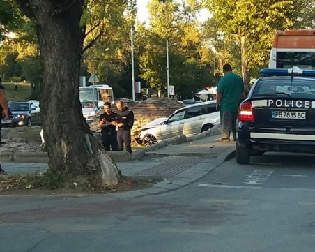 Пожарна и линейка на Коматевско! Вадят забилото се в акведукта БМВ СНИМКИ