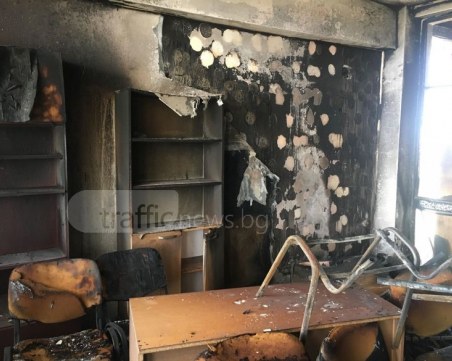 Сажди, пепел и стъкла след пожара в болницата в Пловдив! Но хората са невредими! ВИДЕО+СНИМКИ