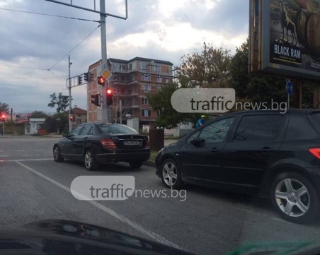 Шофьорка с мерцедес шокира с наглостта си на голямо кръстовище в Пловдив СНИМКИ