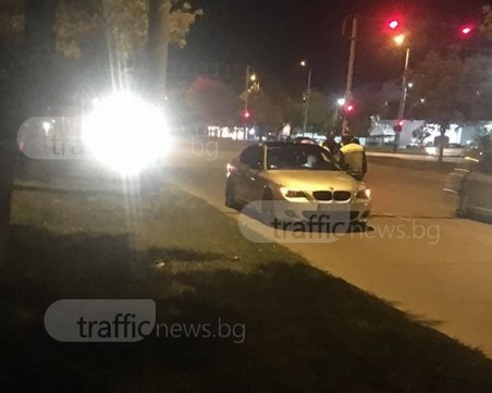 Спецакция в Пловдив! Униформени тарашат коли, дилъри са арестувани