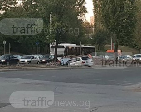 Зрелищен инцидент! БМВ се заби в акведукта на Коматевско СНИМКИ