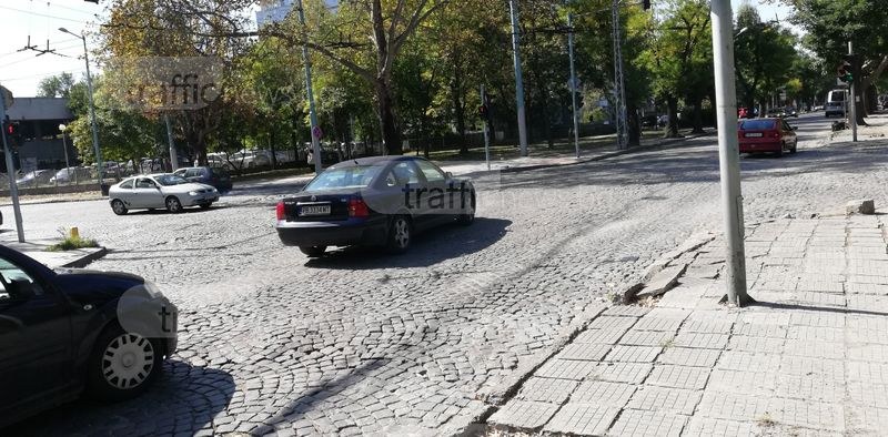 Павета хвърчат по пловдивско кръстовище, изнервят шофьори повече от десет дни СНИМКИ