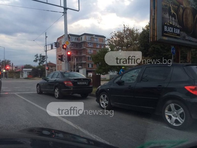 Шофьорка с мерцедес шокира с наглостта си на голямо кръстовище в Пловдив СНИМКИ
