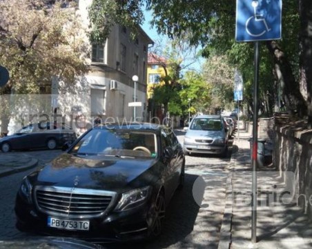 3 в 1! Пловдивчанин се изтипоса на метър от тротоара, на инвалидно място и в... насрещното СНИМКИ