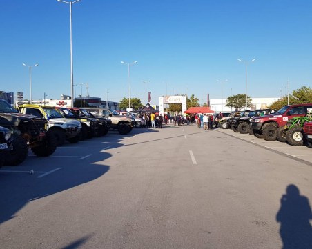 Атрактивни джипове превзеха Пловдив! С мощен рев стартира офроуд фестивалът СНИМКИ