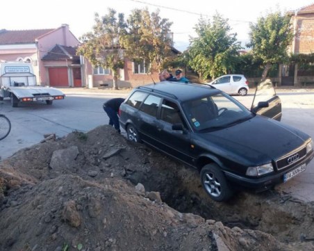 Ауди падна в 4-метрова дупка на... “спецпрокуратурата“ СНИМКИ