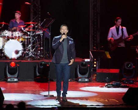 Феновете тръпнат: Неустоимият Орлин Павлов представя албум в Пловдив