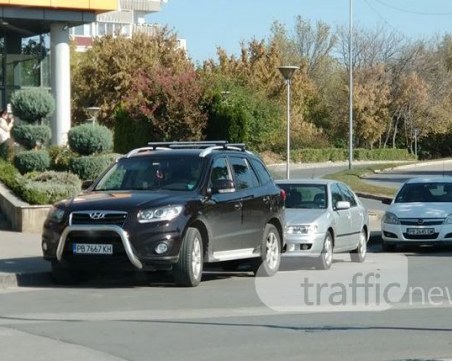 Има два паркинга, а те ще спрат пред входа на магазина СНИМКИ