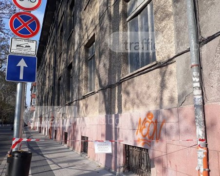 Късове падат от фасадата на бившата Стоматология, оградиха сградата с предпазна лента СНИМКИ