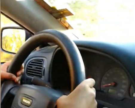 Малко дете подкара автомобил в Пловдивско! Съветват го: Гледай си пътя! ВИДЕО