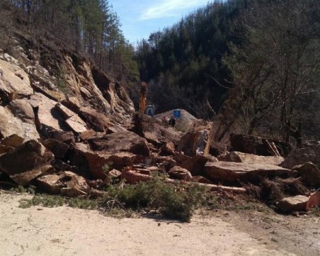 Най-накрая! Отварят за движение едното платно на пътя Смолян - Мадан