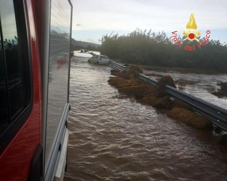 Потоп в Италия! Майка и момченце загинаха, издирват второто дете