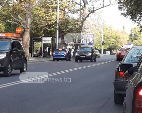 Софиянец  обърка лентите на главен булевард в Пловдив, потегли на заден ВИДЕО
