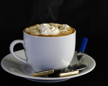 Възрастните хора да ядат сладкиши и да добавят сметана в кафето си!