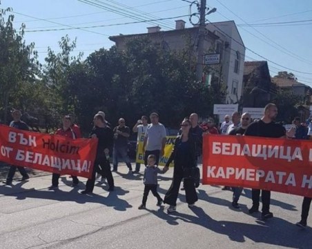 Десетки жители на Белащица тръгнаха на протест СНИМКИ