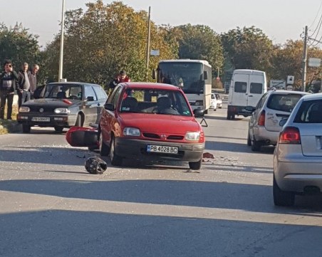 Меле край Пловдив! Мотор се вряза в кола СНИМКИ