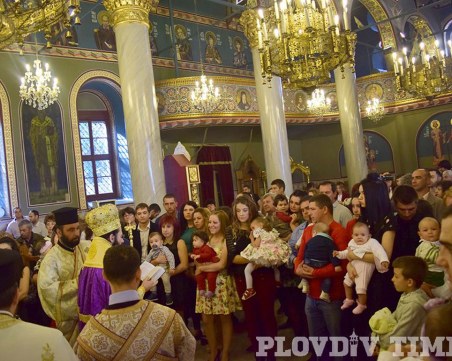 Пловдив се включва в най-голямото кръщене на бебета днес