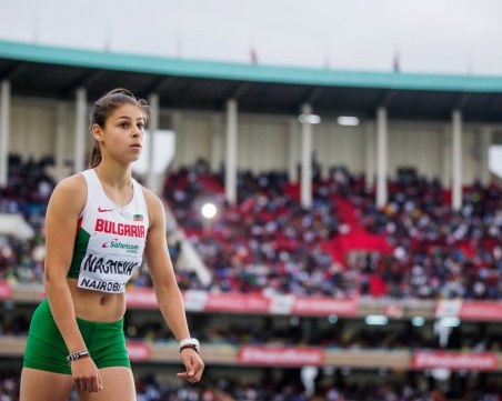 Пловдивчанката Алекс Начева носи знамето на Олимпиадата