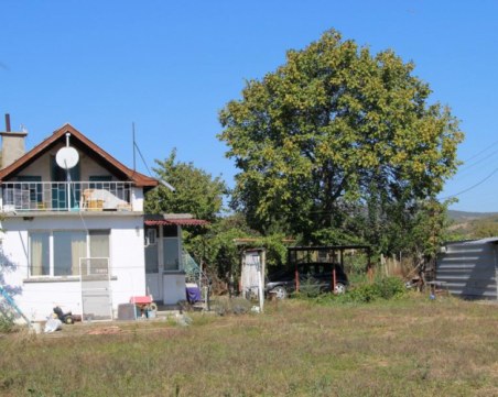 Погребаха 17-годишната Моника до баща й, който я съсече с брадва и се самоуби