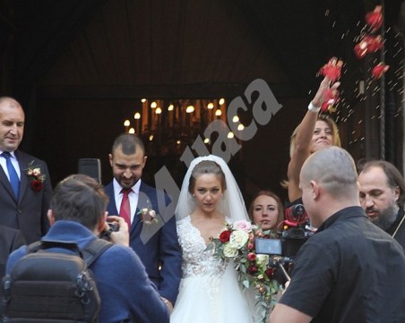 Президентът и първата дама кумуваха на влюбени от екипа си СНИМКИ