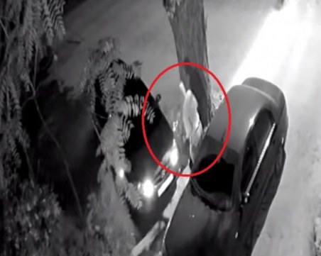 Шокиращо: Мъж повреди 40 автомобила ВИДЕО