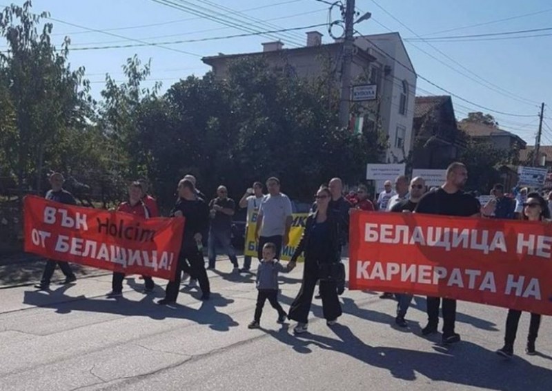Десетки жители на Белащица тръгнаха на протест СНИМКИ