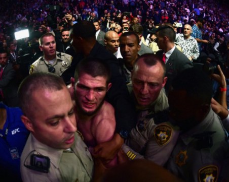 Хабиб просна Конър в Битката на годината, побоища и арести след мача ВИДЕО