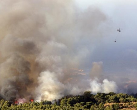 Огромен пожар застрашава Лисабон