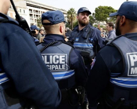 Въоръжени откриха огън по кола в Париж! Има ранени