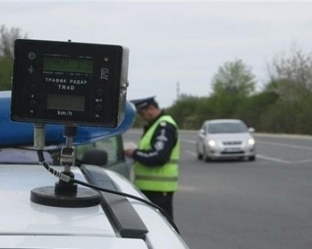 Водач се прави на пилот от Формула 1 - кара със 150 на обикновен път