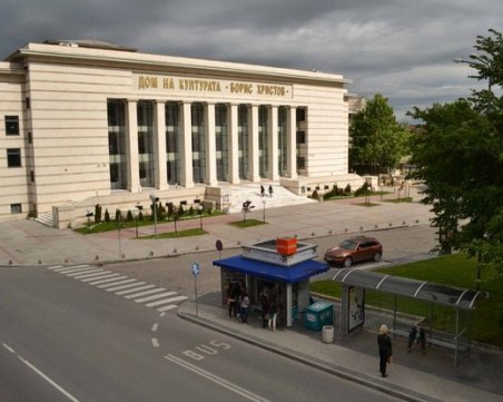 Мъж нападна с юмруци момиче на пъпа на Пловдив! Без причина