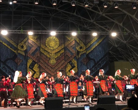 Зашеметяващо надиграване! Танцьори и певци мерят сили в “Нощ на ансамблите“ СНИМКИ