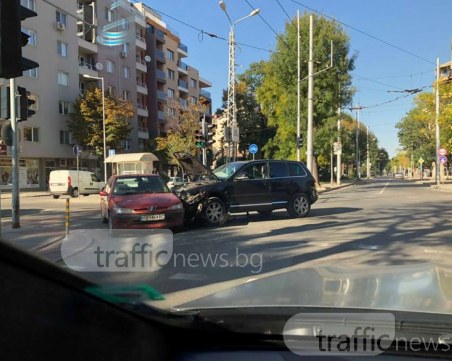 Зрелищна катастрофа в Кючука! Джип се натресе в пежо СНИМКИ