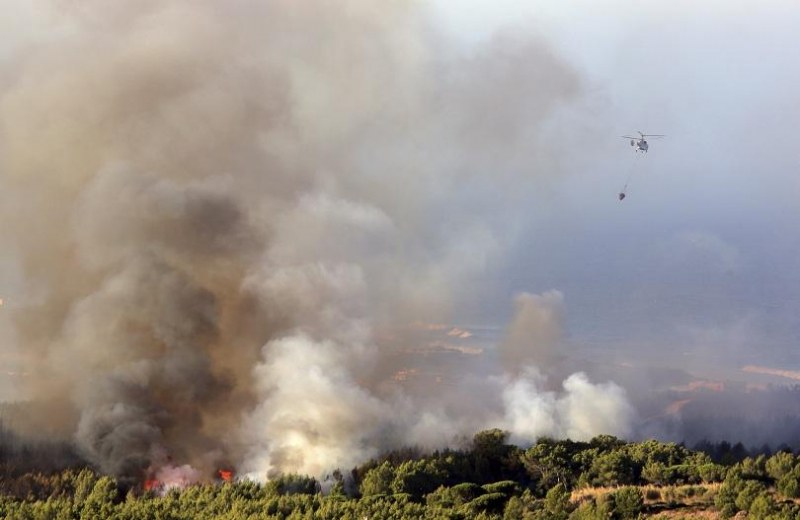 Огромен пожар застрашава Лисабон