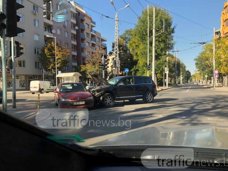 Зрелищна катастрофа в Кючука! Джип се натресе в пежо СНИМКИ