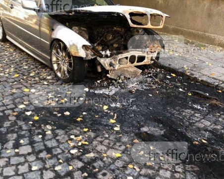 Палеж в центъра на Пловдив! Запалиха коли на автотърговеца Гърка СНИМКИ