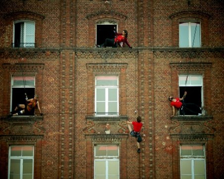 Френски танцьори ще танцуват по фасадите на жилищни сгради в Пловдив