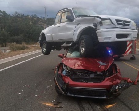 Куриоз! Кола се озова върху покрива на друг автомобил СНИМКИ