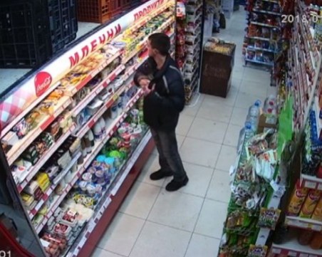 Пловдивски крадец рискува мъжкото си достойнство, пъха плячката си в гащите
