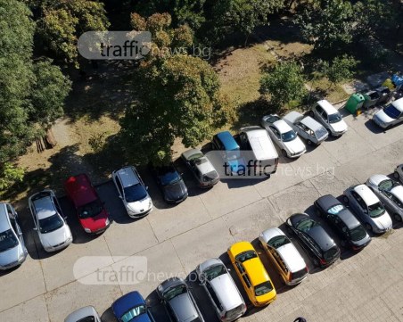 Сблъсък на паркинг в центъра на Пловдив! Коли едва маневрират СНИМКИ