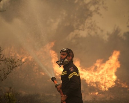 Трима непълнолетни българи са обвинени за пожара на остров Крит